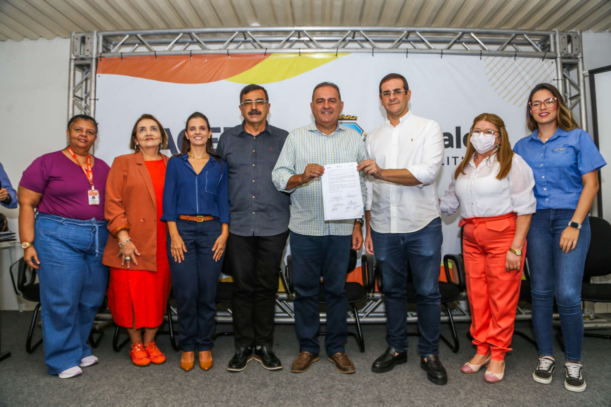 grupo de pessoas posa para a foto